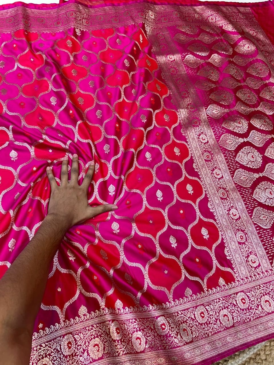 BANARASI MASHRU SILK SAREES BEAUTIFUL MEENAKARI BORDER AND PALLU FANCY RANGKAT WEAVING BUTI
BLOUSE- 90 CM RUNNING BLOUSE PIECE