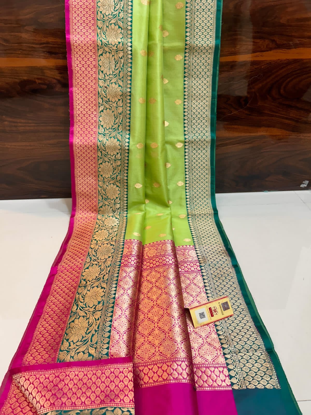 Banarsi Pure Kora Organza Silk Sarees With Pure Katan Border And Anchal*
*Pure Handloom Sarees*
Contrast *Blouse* With *Border*
With *Antique Zari*
With *Silk Mark* Certificate