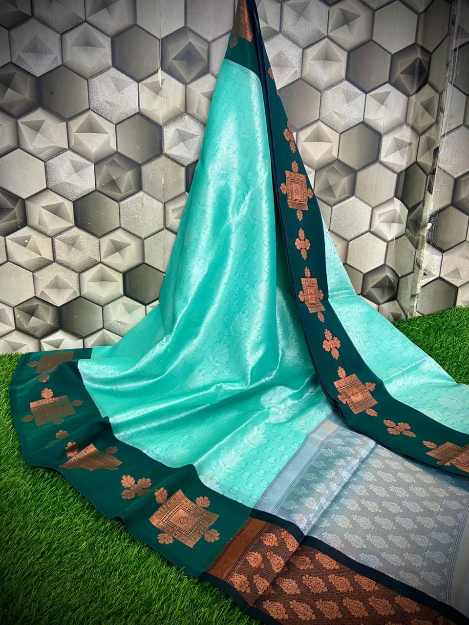 Handwoven Banarasi Kora Muslin Tanchui Saree*
Beautiful Kanchi Bodar Design Body*