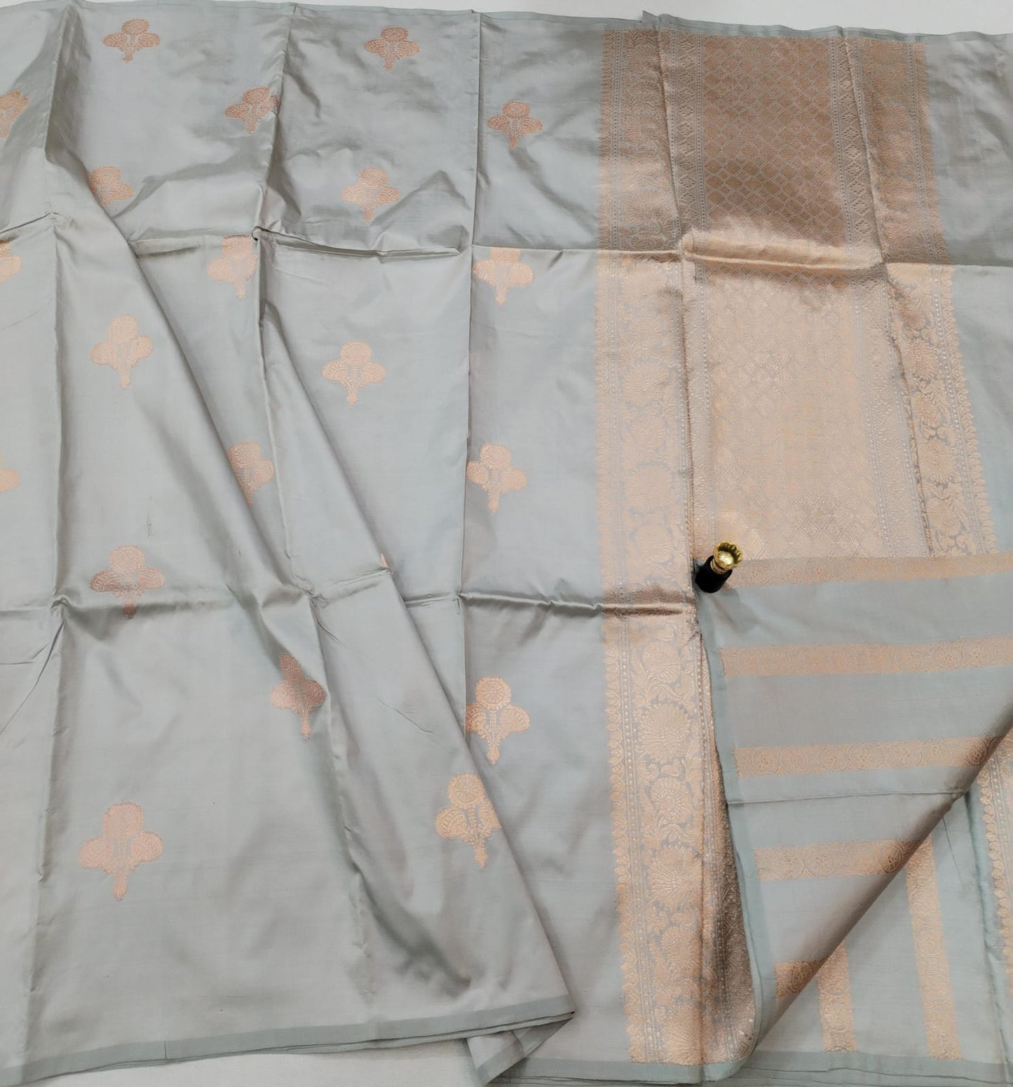 Pure Banarsi Katan Silk Sarees*
Katan Poth Butta With Heavy Blouse*
Antique Zari All Work Butta*
Handloom Weaving Banarasi Sarees