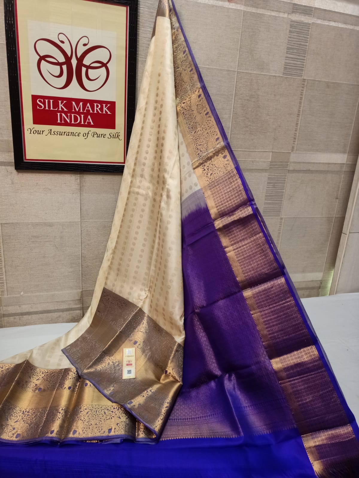 Bridal wear 1000 Butta All self*
Light weight Pure kanjivaram silk saree
Brocade all self
All over all self weaving
Jarie weaving all over saree
Tissue jarie weaving border*
10inch tissue border*