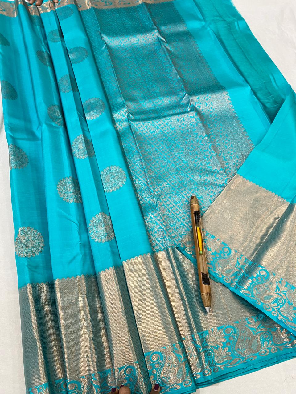 Kanchipuram Handloom pure silk saree
Beautiful fancy Design 
copper zari  beautiful butta  type sarees*