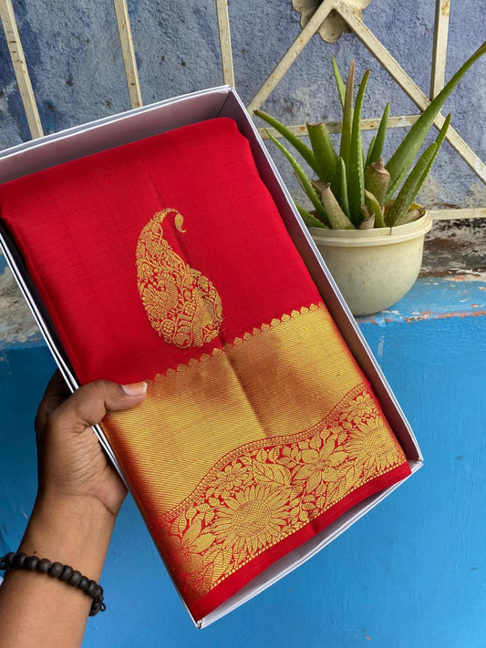 Kanchipuram Handloom pure silk saree
Beautiful fancy Design
gold  zari fancy hot red collection butta beautiful type sarees*