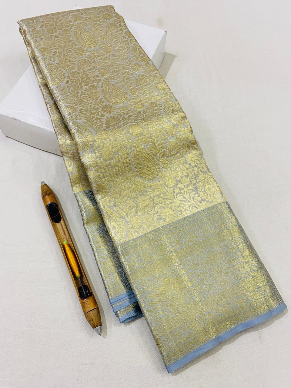Kanchipuram Handloom pure tissue silk saree
Beautiful fancy Design
gold And silver mixed zari collection beautiful wedding grand type sarees*