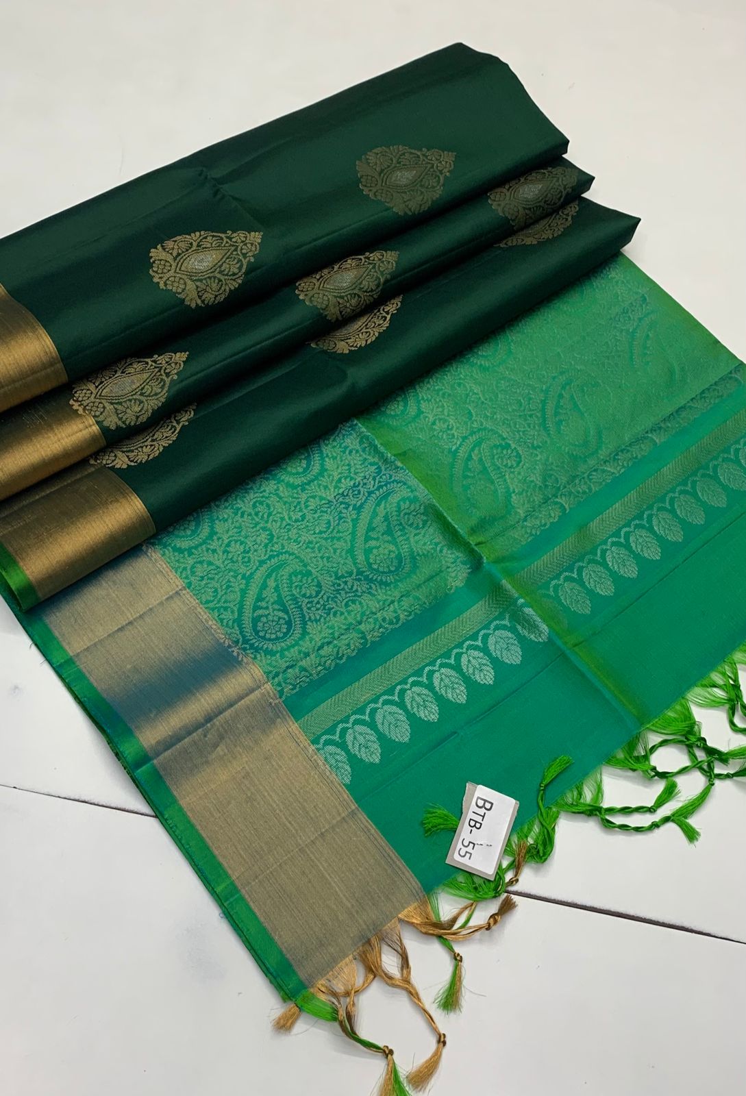 Pure handloom borderless ,jari border design Double warp soft silk sarees collections ..with contrast Pallu and blouse