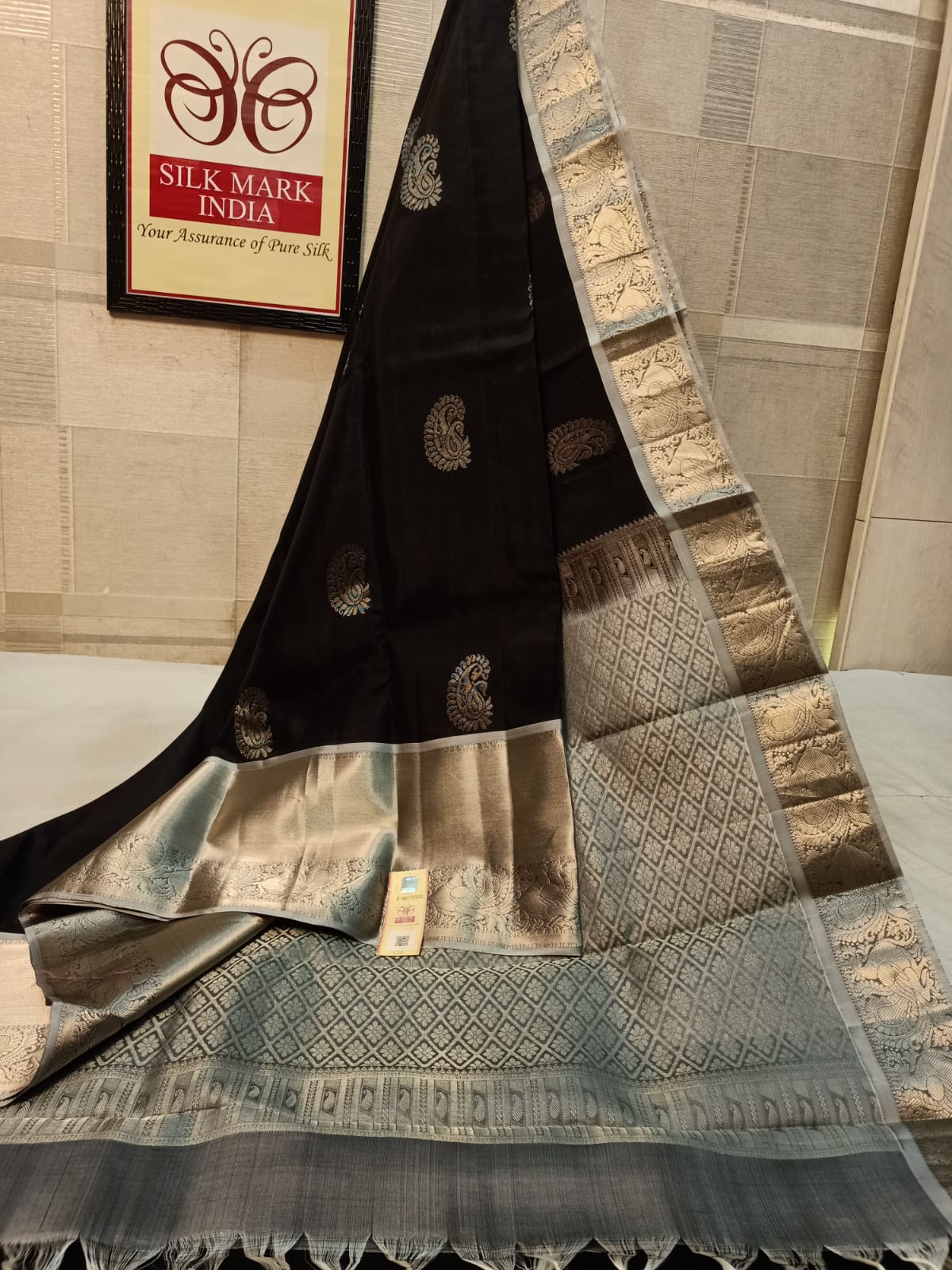 Pure kanjivaram silk Fancy Border
Both side Fancy Border Silver jarie weaving butta Double warp silk
Handloom weaving 
All over saree Silver jarie butta 
Silk mark certified pure silk kanjivaram silk
Double warp silk