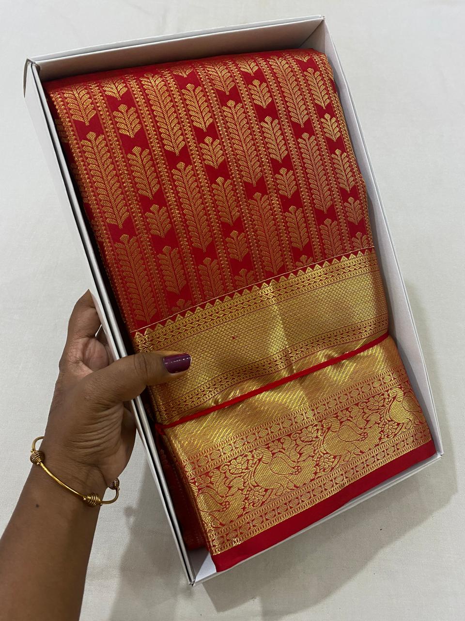 Kanchipuram Handloom pure silk saree
Beautiful fancy Design gold zari collection beautiful wedding grand  type sarees*