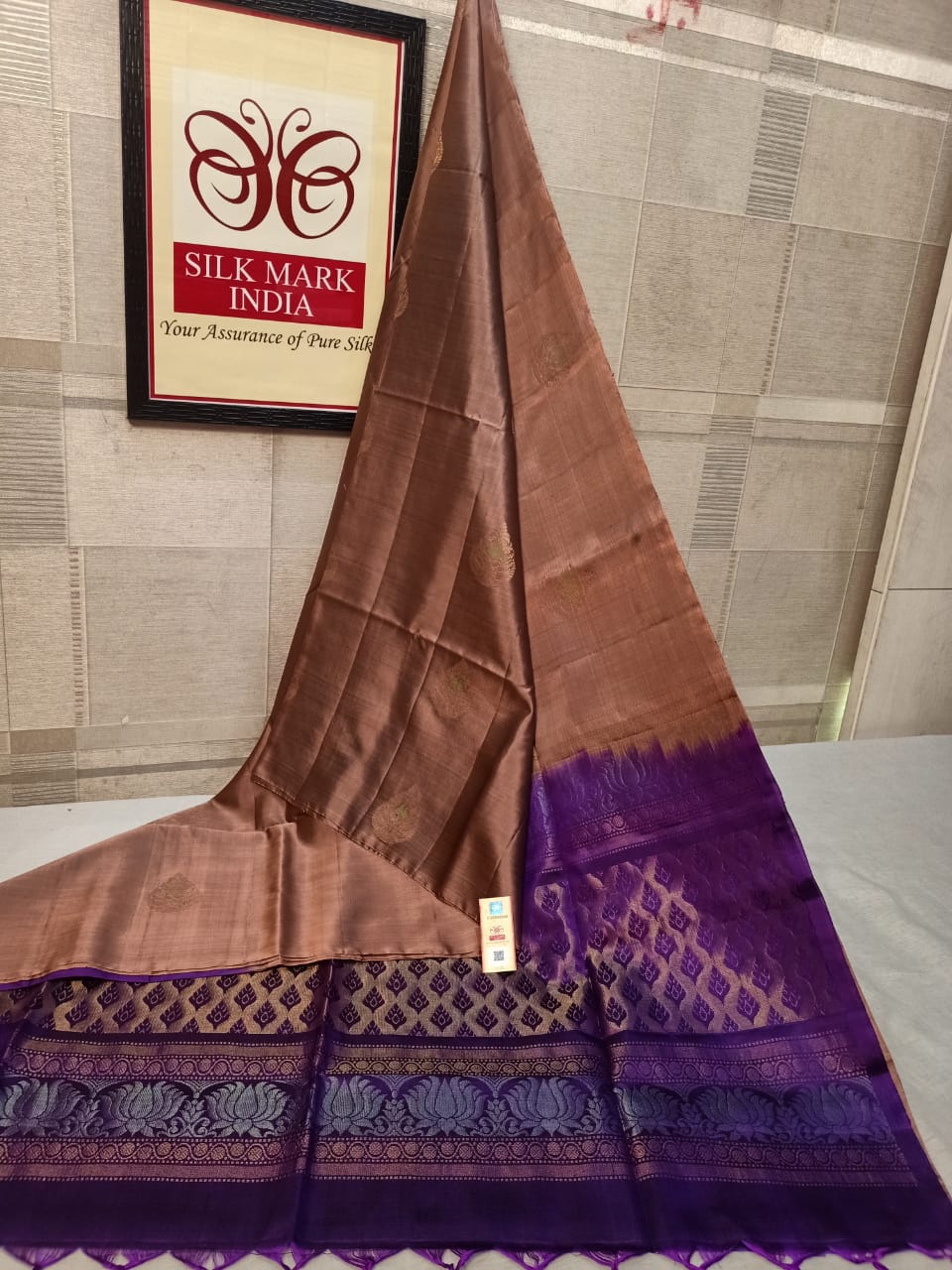 Pure silk Handloom*
Meena butta Silver jarie Butta Meena work butta Fancy butta Double warp silk Aravta butta All over butta Rich pallu