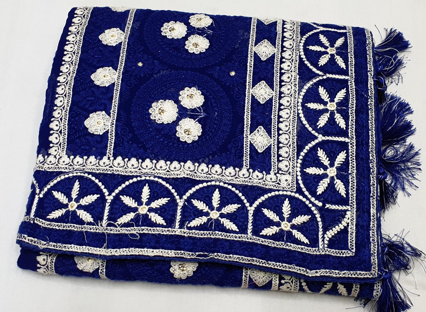 Allover tone to tone lucknowi chikankari work on georgette*
Saree