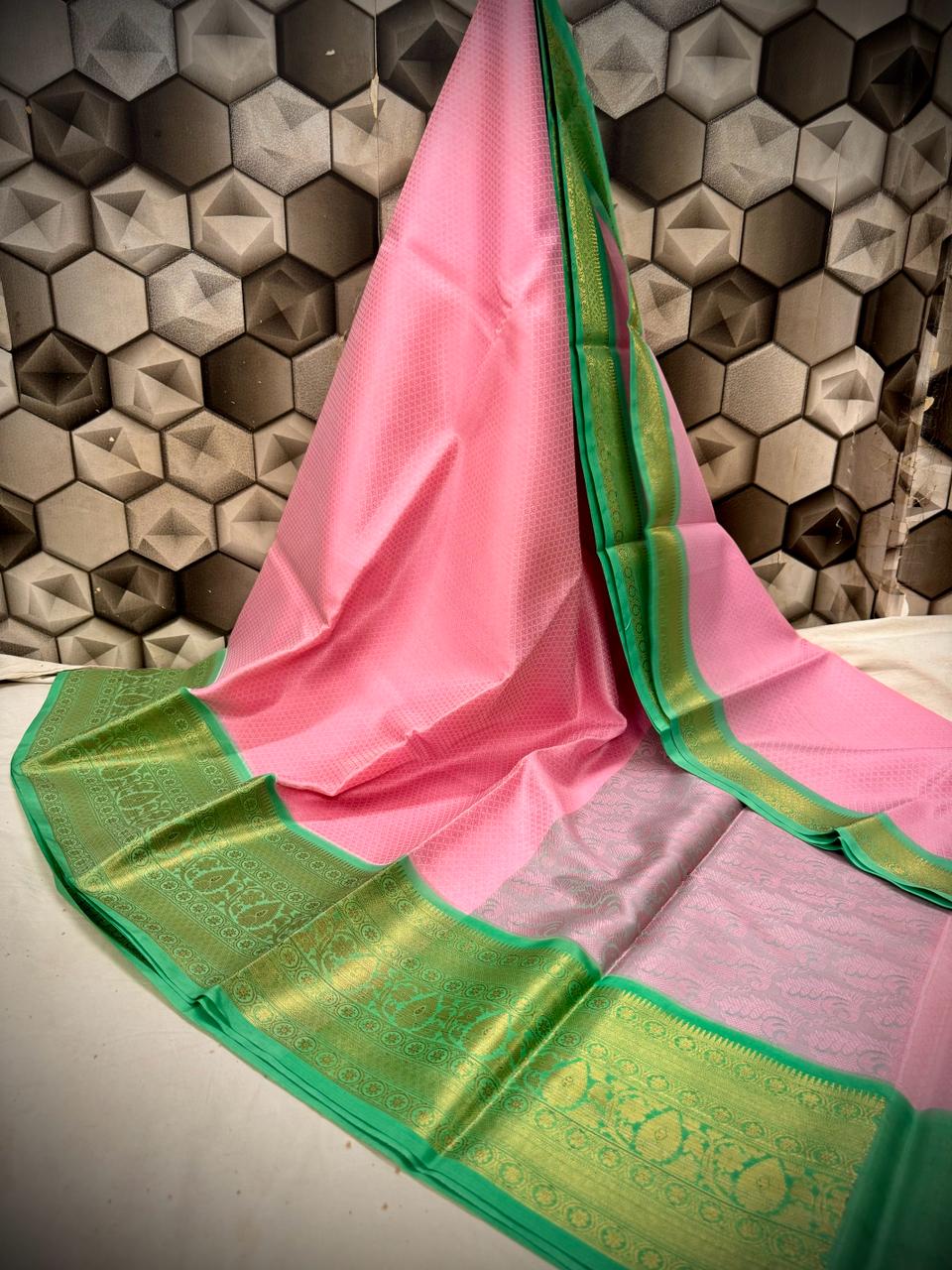 Handwoven Banarasi Kora Muslin Tanchui Saree*
Beautiful Kanchi Bodar Design Body*