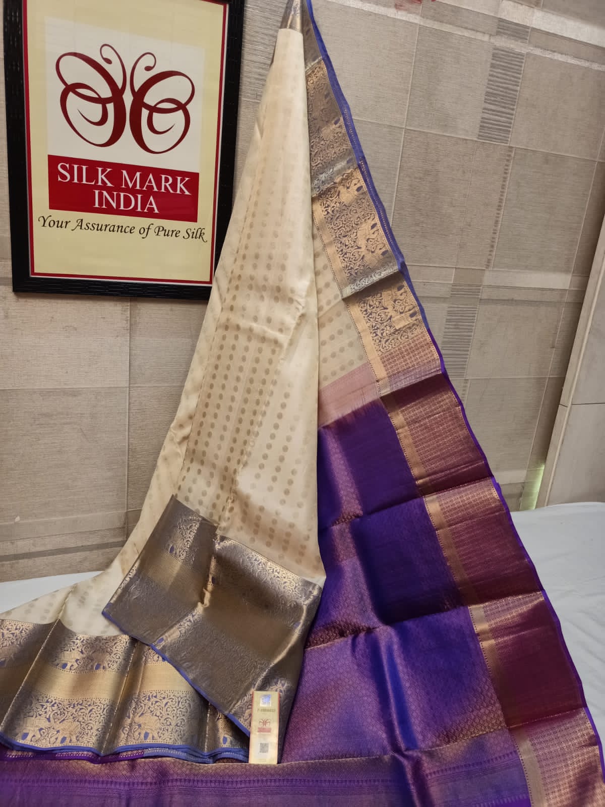 Bridal wear 1000 Butta All self*
Light weight Pure kanjivaram silk saree
Brocade all self
All over all self weaving
Jarie weaving all over saree
Tissue jarie weaving border*
10inch tissue border*