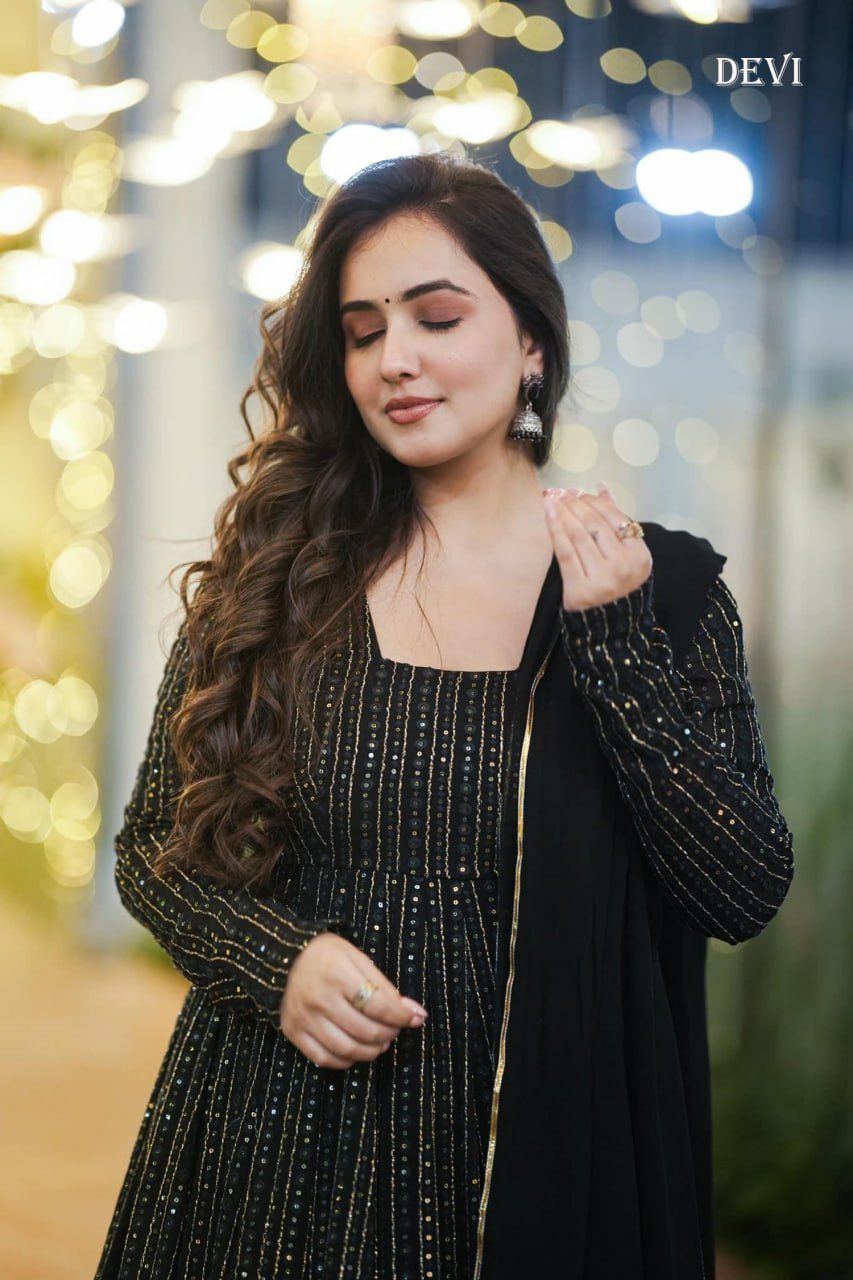 Designer s Gown Top dupatta               Heavy FAUX GEORGETTE Silk
Full INNER Attached Heavy Crape
WORK - All Over Multi Thread  & Jari With Sequence embroidery stich work