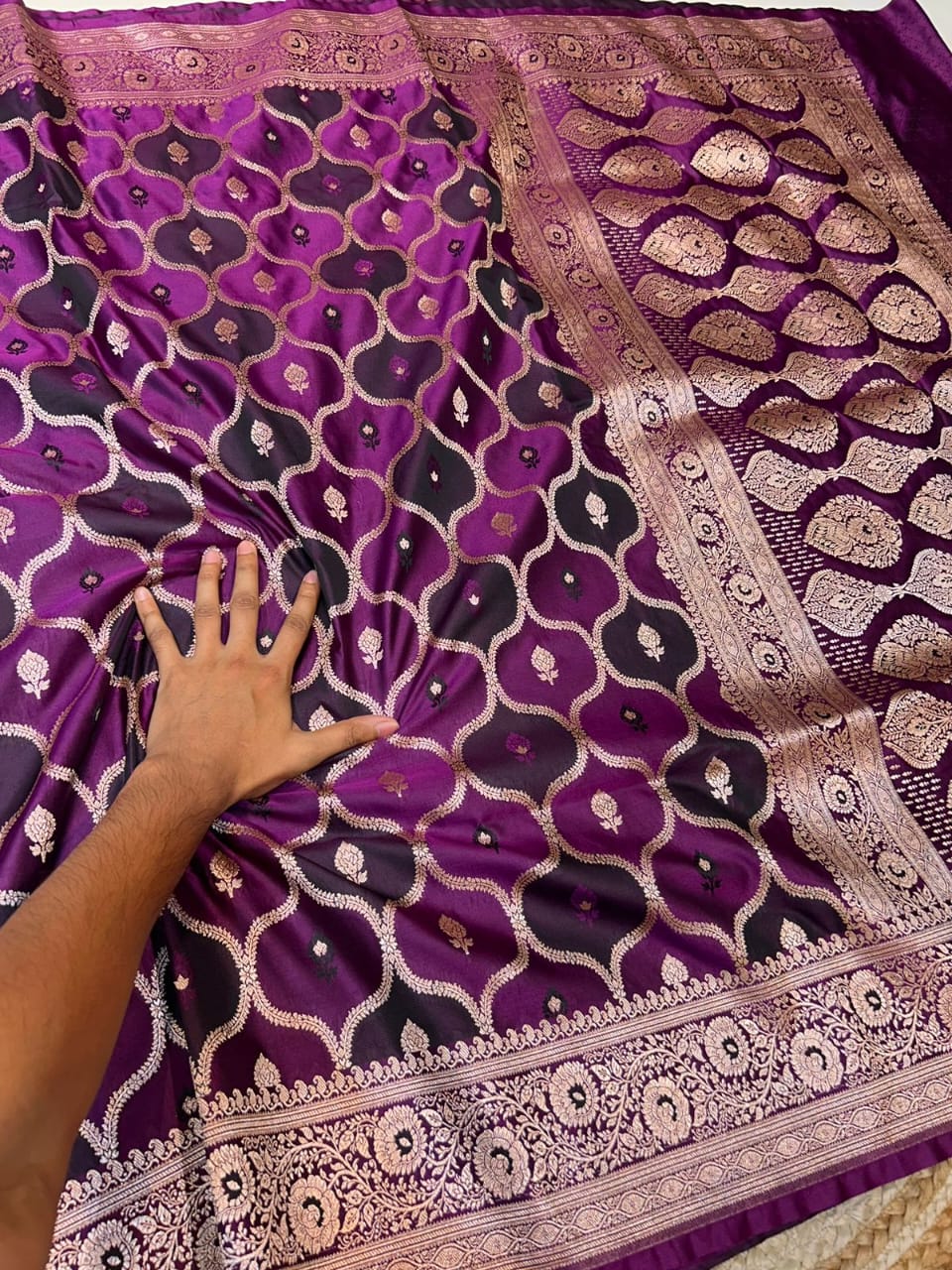 BANARASI MASHRU SILK SAREES BEAUTIFUL MEENAKARI BORDER AND PALLU FANCY RANGKAT WEAVING BUTI
BLOUSE- 90 CM RUNNING BLOUSE PIECE