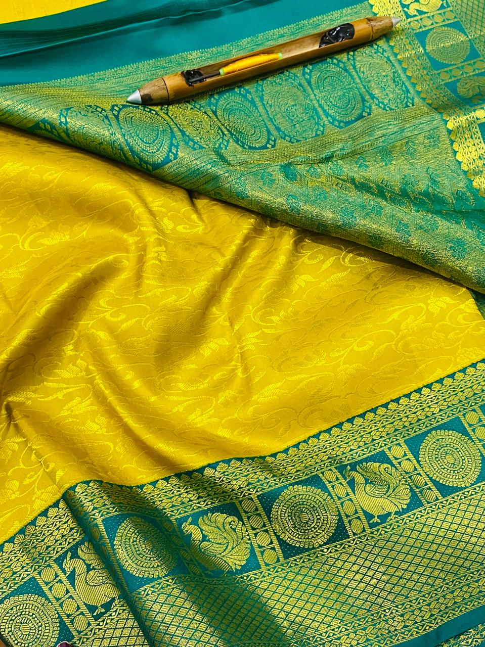 Kanchipuram Handloom pure silk saree
Beautiful fancy Design 
gold zari fancy Korvai border wedding beautiful type sarees*