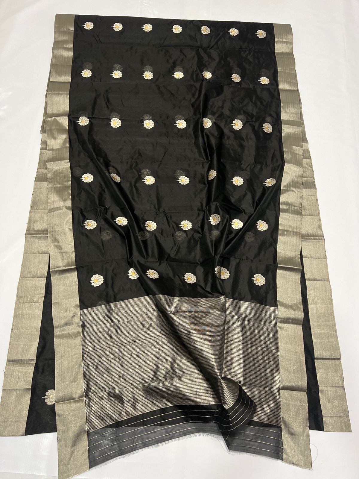 Pattu silk ek nal motif saree