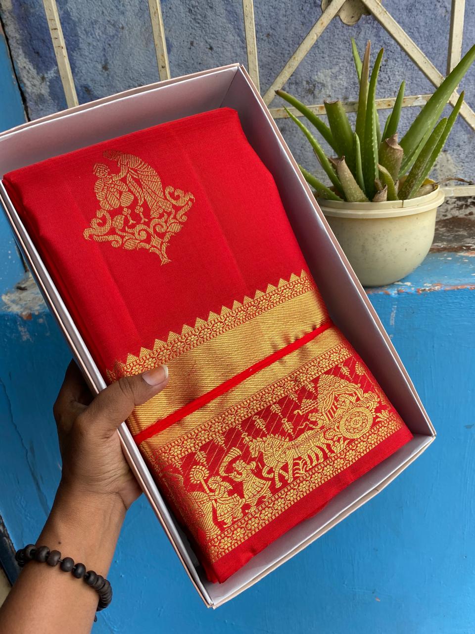 Kanchipuram Handloom pure silk saree
Beautiful fancy Design
gold  zari fancy hot red collection butta beautiful type sarees*