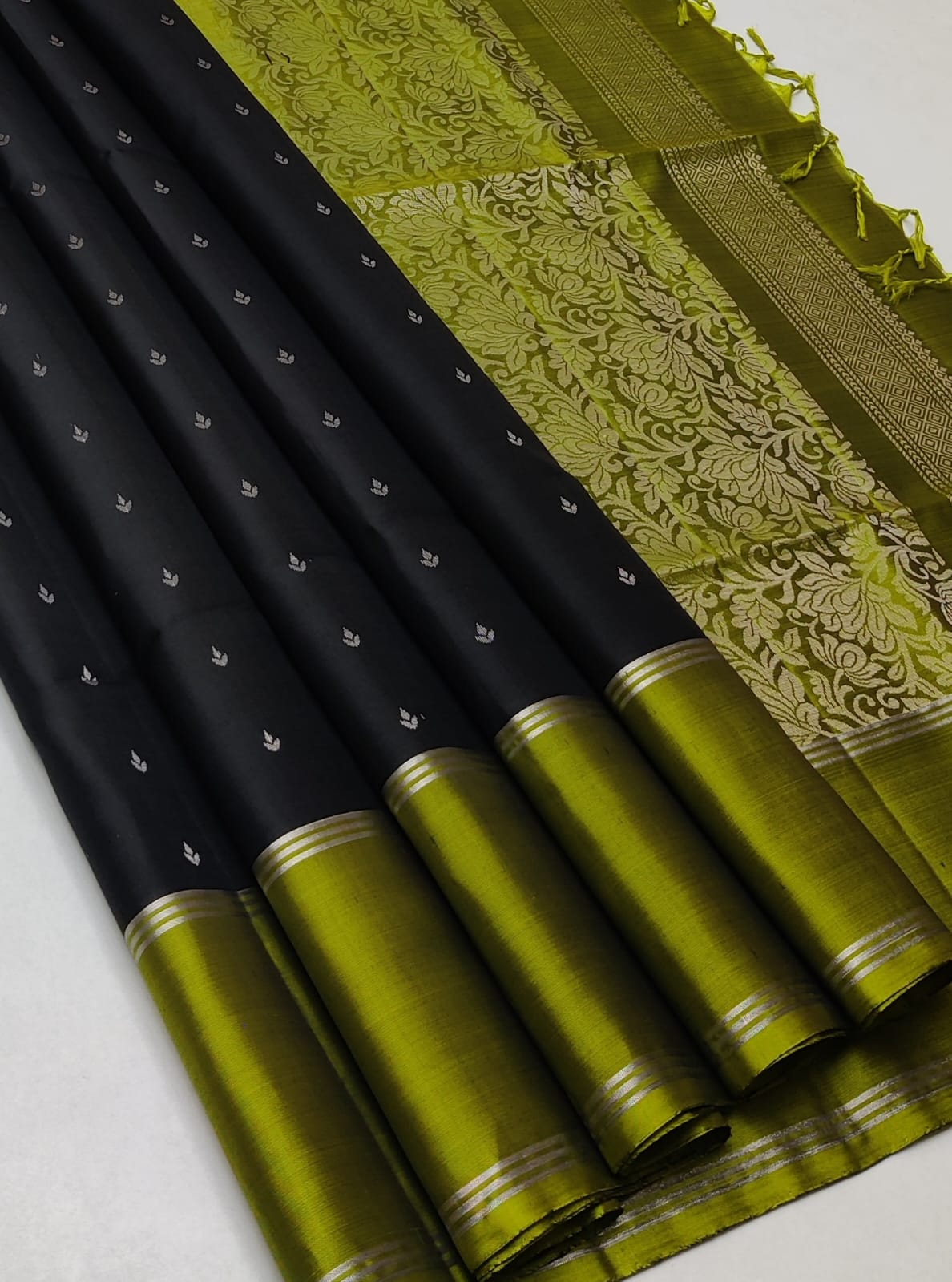 Pure handloom Double warp soft silk saree
Fansy sarees
With silk mark certificate