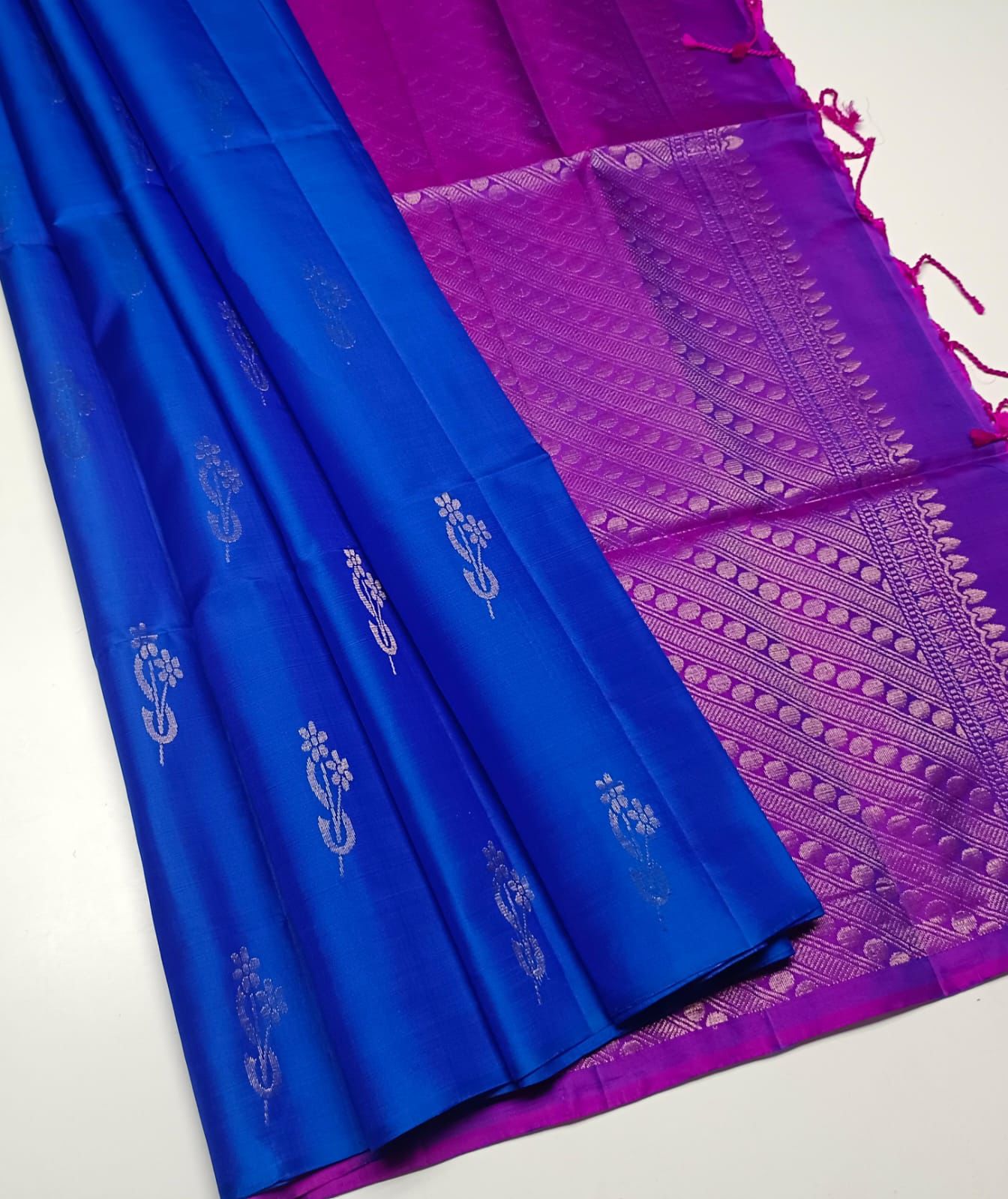 Pure handloom fancy design borderless Double warp soft silk sarees collections with contrast Pallu and blouse