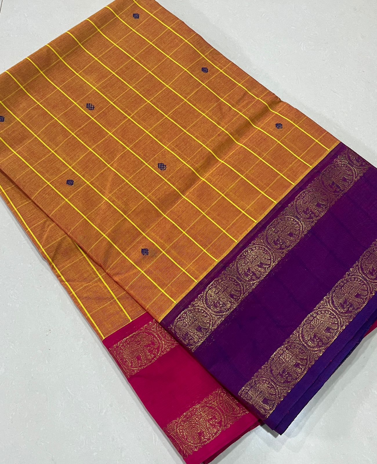Kanchi Cotton 
🪡80 s Kanchi Cotton Fabulous Ganga Jamuna Border,Checked Butta Body and With Simple line Zari Pallu
