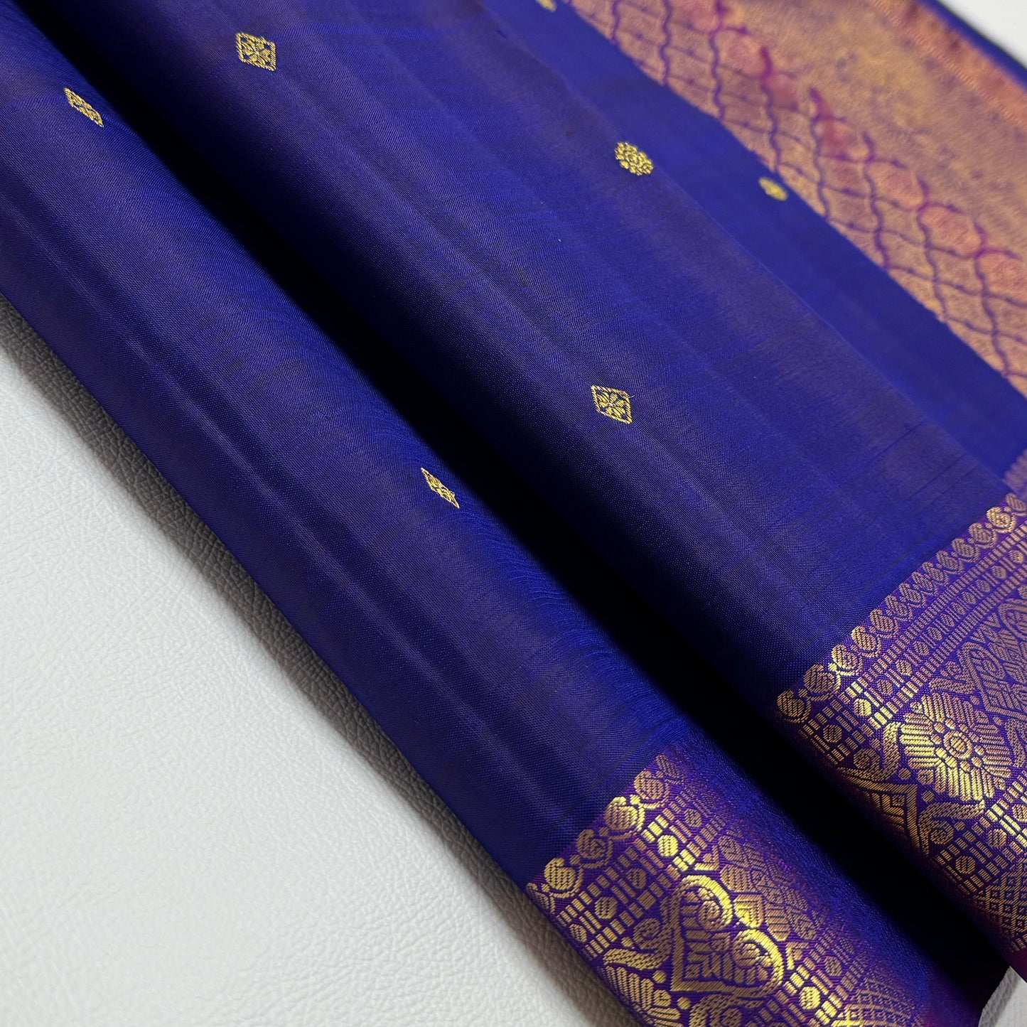 Kanjivaram pure silk handloom double warp contrast grand pallu and blouse  
*Gold zari*
*SILK MARK TAG WITH HOLOGRAM*