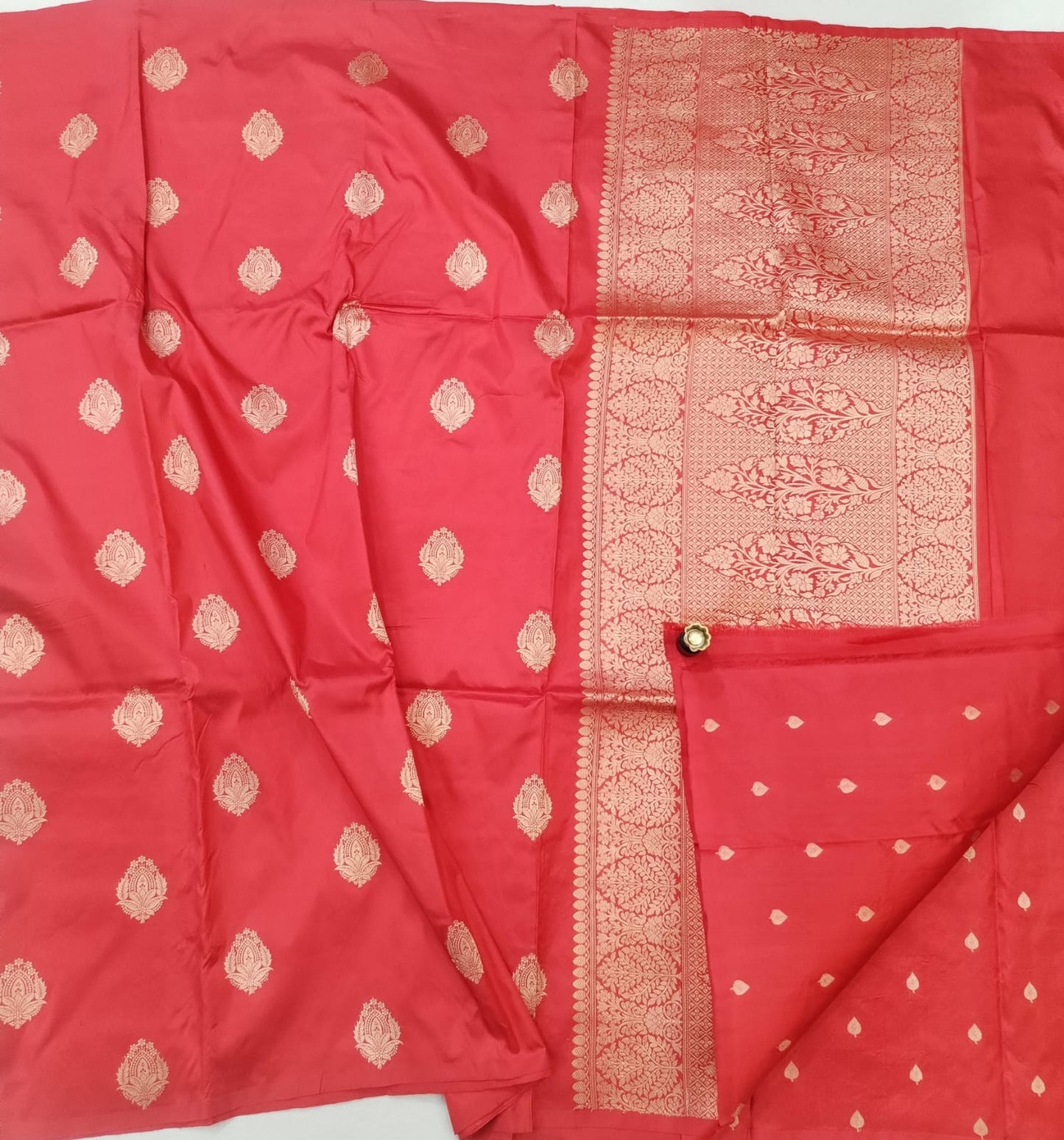 Pure Banarsi Katan Silk Sarees*
Katan Poth Butta With Heavy Blouse*
Antique Zari All Work Butta*
Handloom Weaving Banarasi Sarees