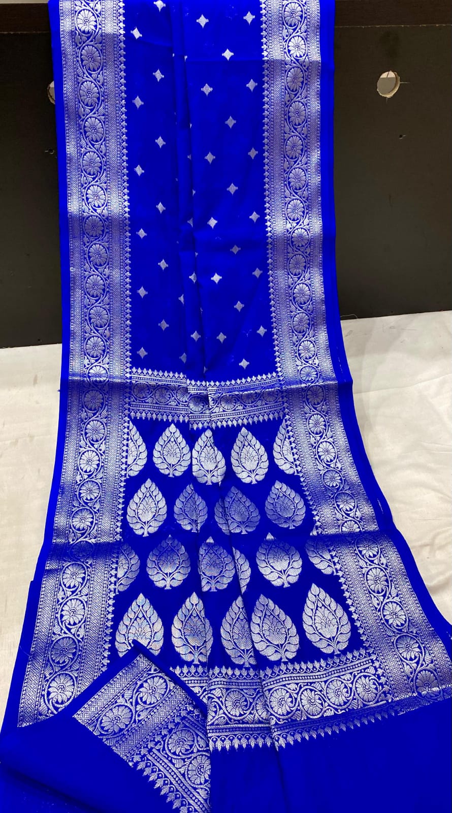 Banarsi Handloom Semi  Georgette Sarees With All Over Zari Weaving Tara Buti 
With Beautiful Designer Border Designer Rich Pallu With Plain Blouse One Side Border