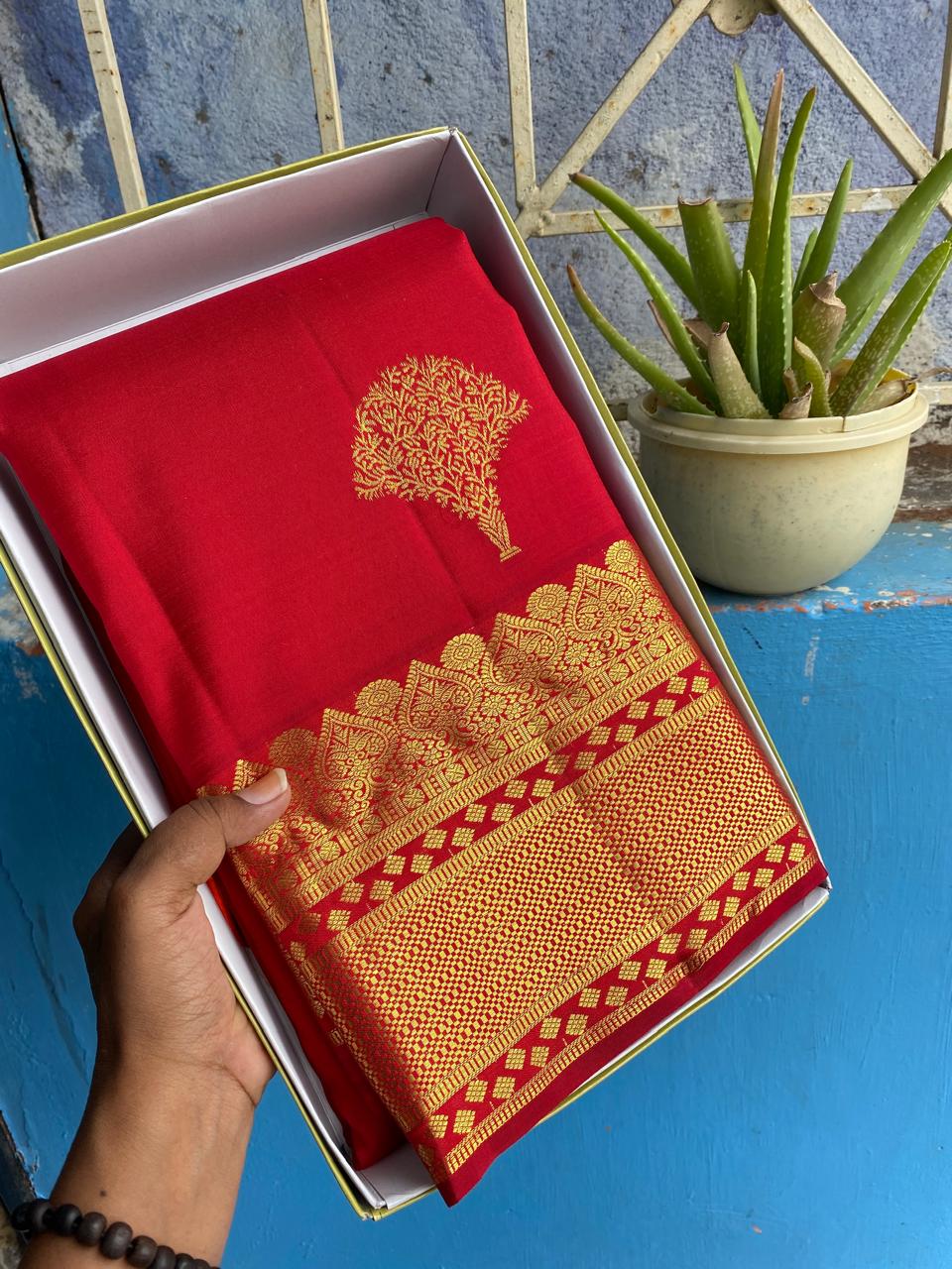 Kanchipuram Handloom pure silk saree
Beautiful fancy Design
gold  zari fancy hot red collection butta beautiful type sarees*