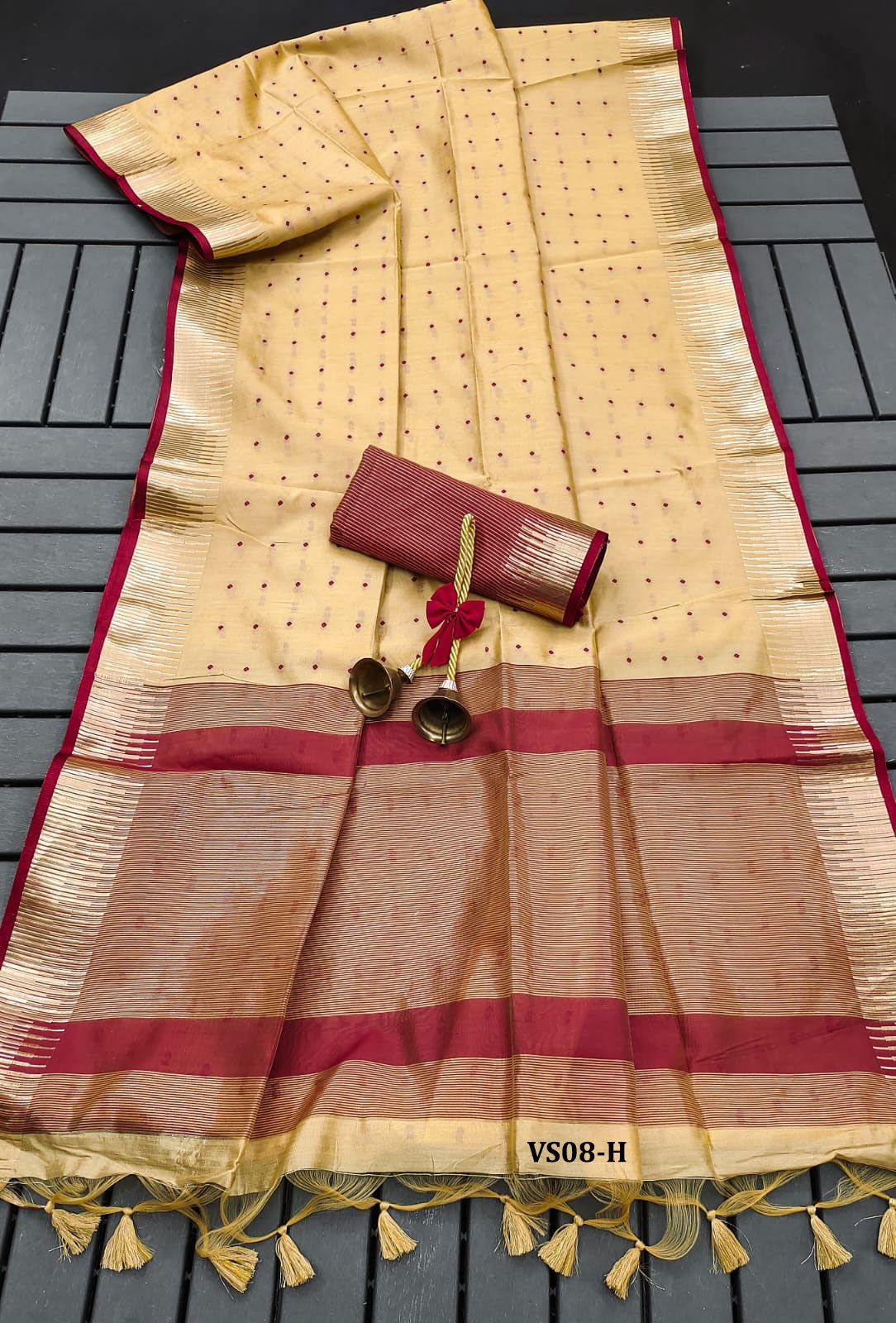 Saree:* Khadi Raw Silk Contrast Weaving Pallu With Royal Tassels With Jamdhani Weaving Border
