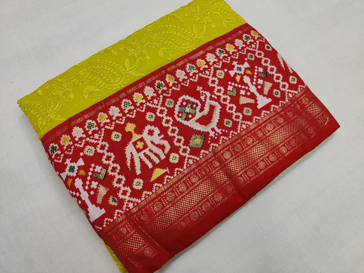 Here we present exclusive and branded premium Georgette saree with lucknowi  chikankari work all over the saree