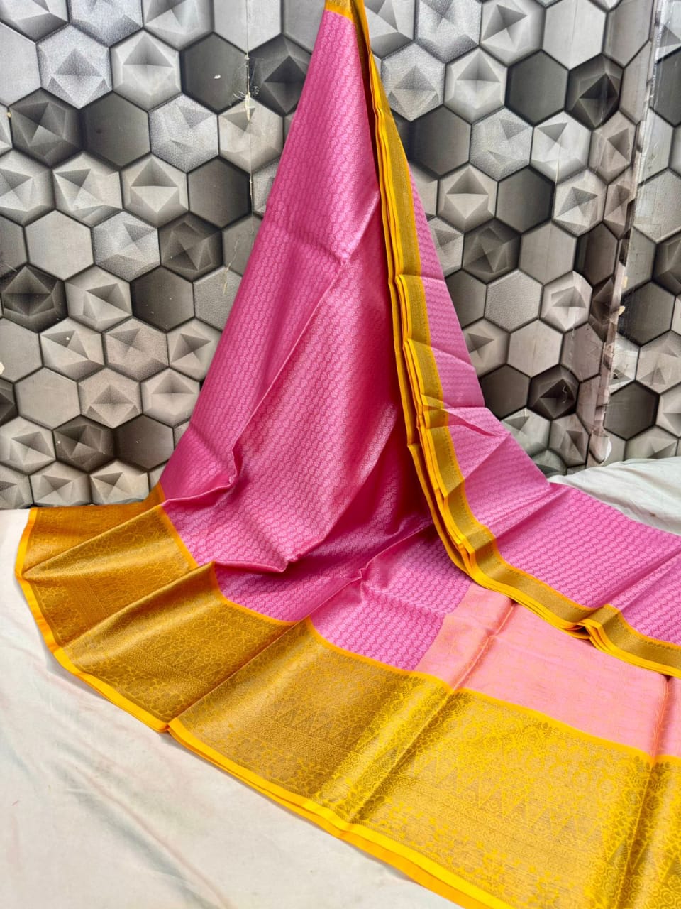 Handwoven Banarasi Kora Muslin Tanchui Saree*
Beautiful Kanchi Bodar Design Body*
