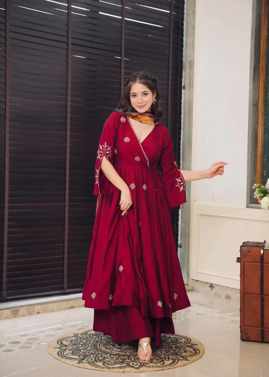 Beautiful palazzo suit set Pure Chinnon Silk With Embroidery Work With Fancy Full Sleeve
Top Inner  :Heavy Micro Cotton
Top Length:-48-49Inch
Top Size
M(38),L(40),Xl(42),XXL(44)
(FULLY STITCHED READY TO WEAR)