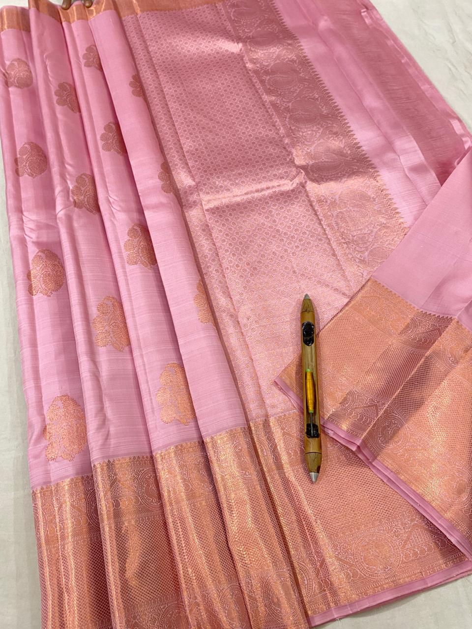 Kanchipuram Handloom pure silk saree
Beautiful fancy Design 
copper zari  beautiful butta  type sarees*