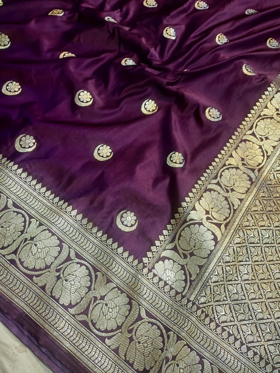 EXCELLENT BANARASI MASHRU SILK SAREES SMOOTH AND SOFT SAREES LIKE PREMIUM KATAN WITH BEAUTIFUL CHAAND SITARA BUTI
WITH BEAUTIFUL BLOUSE PIECE