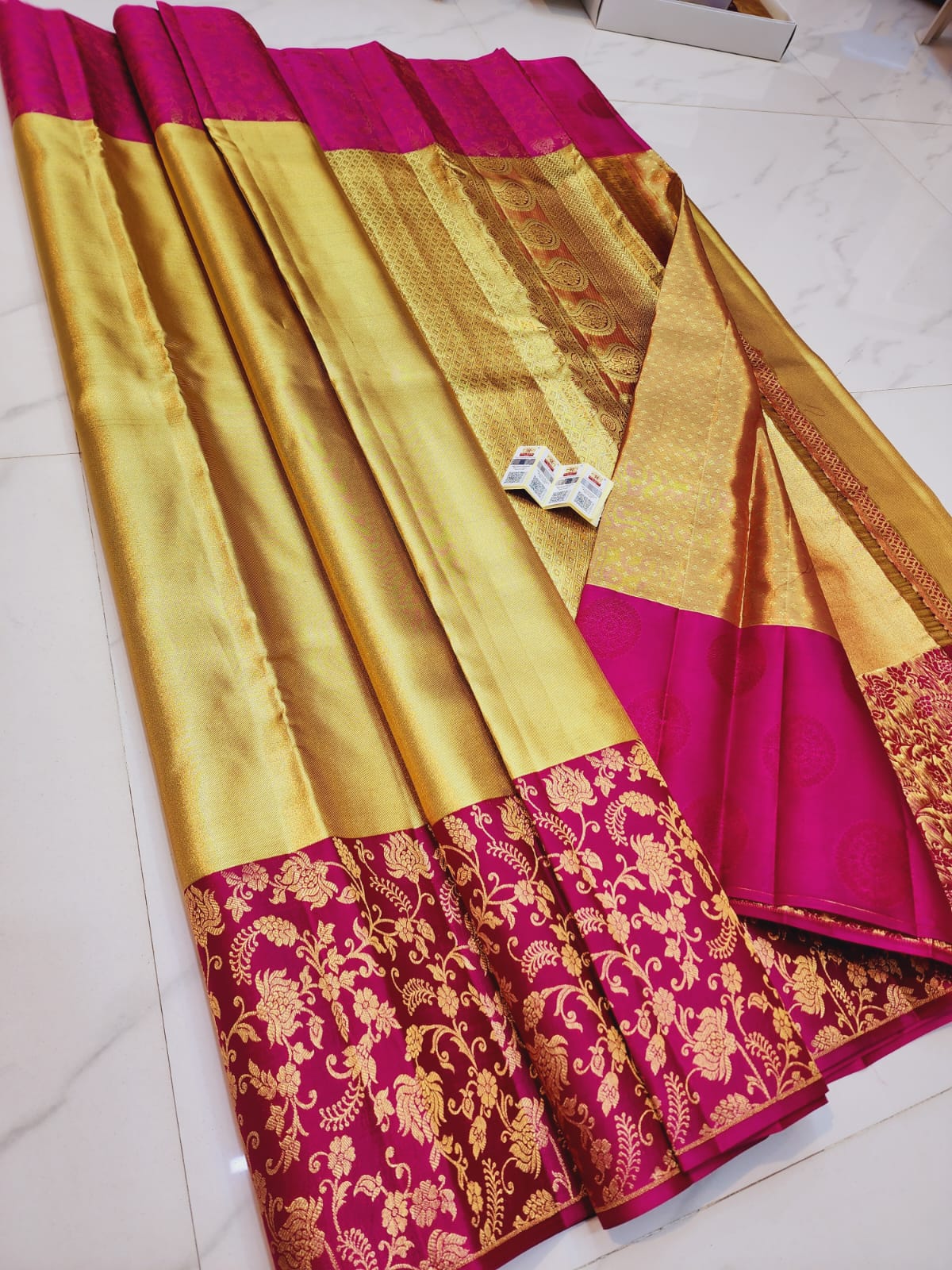 Kanchipuram pure silk handloom gold zari bridal sarees*
Celebrity color combo's kanchipuram special New wedding sarees*
100% kanchipuram pure pattu handloom sarees*