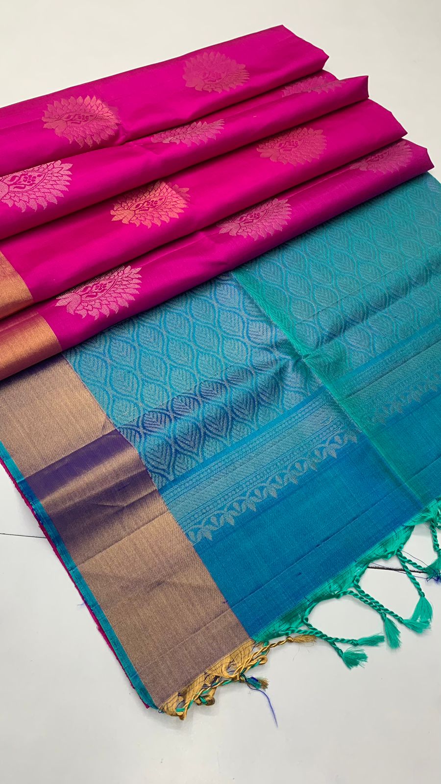 Pure handloom borderless ,jari border design Double warp soft silk sarees collections ..with contrast Pallu and blouse