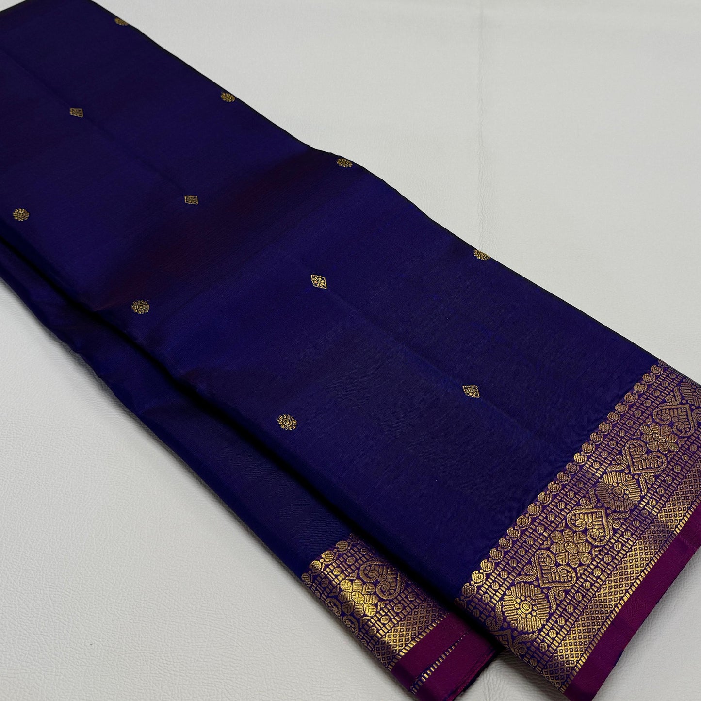 Kanjivaram pure silk handloom double warp contrast grand pallu and blouse  
*Gold zari*
*SILK MARK TAG WITH HOLOGRAM*