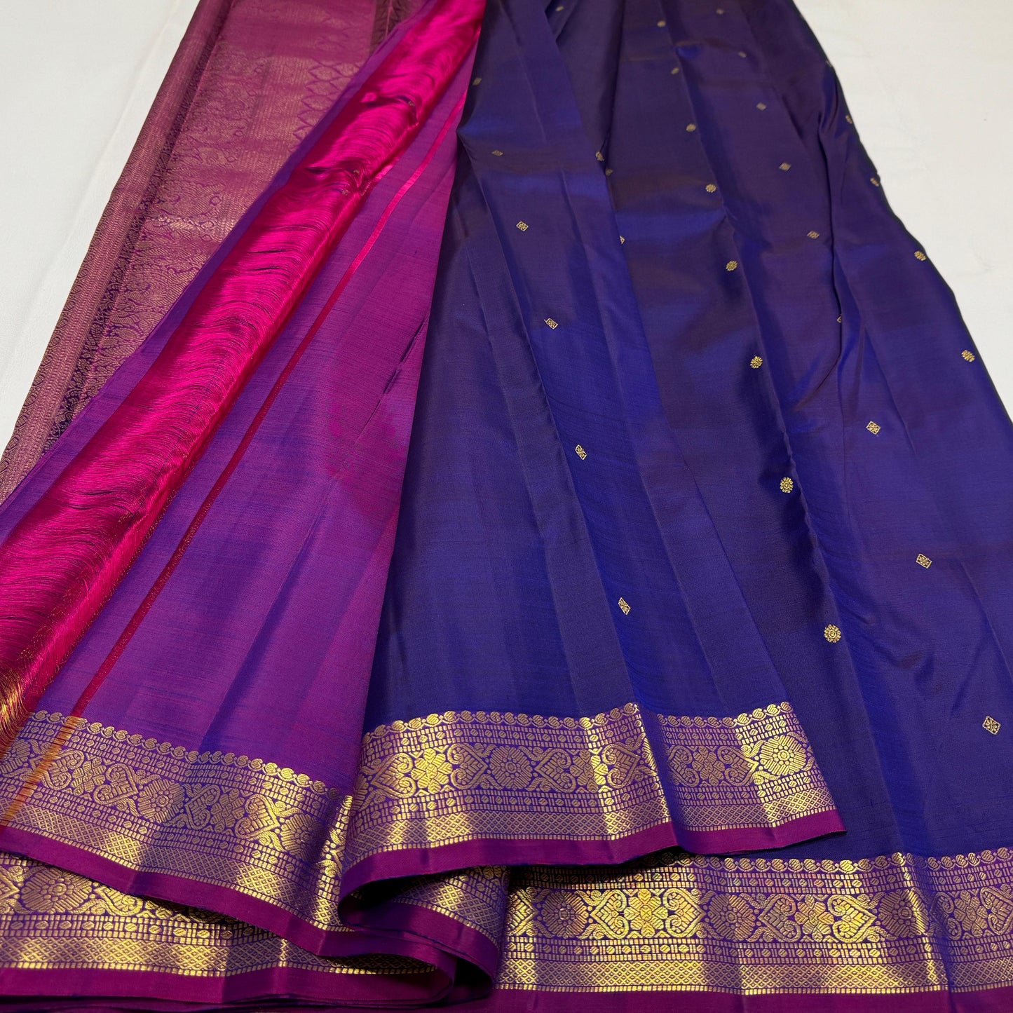 Kanjivaram pure silk handloom double warp contrast grand pallu and blouse  
*Gold zari*
*SILK MARK TAG WITH HOLOGRAM*
