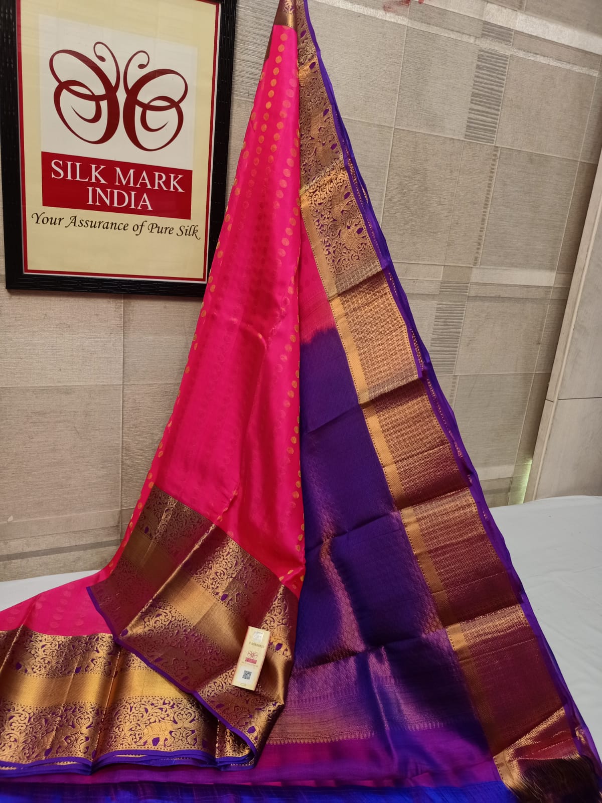 Bridal wear 1000 Butta All self*
Light weight Pure kanjivaram silk saree
Brocade all self
All over all self weaving
Jarie weaving all over saree
Tissue jarie weaving border*
10inch tissue border*