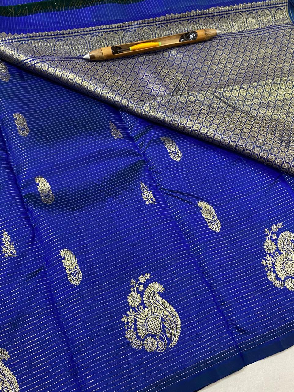 Kanchipuram handloom pure silk saree
Beautiful fancy Design  
beautiful With out border Small butta type sarees*
