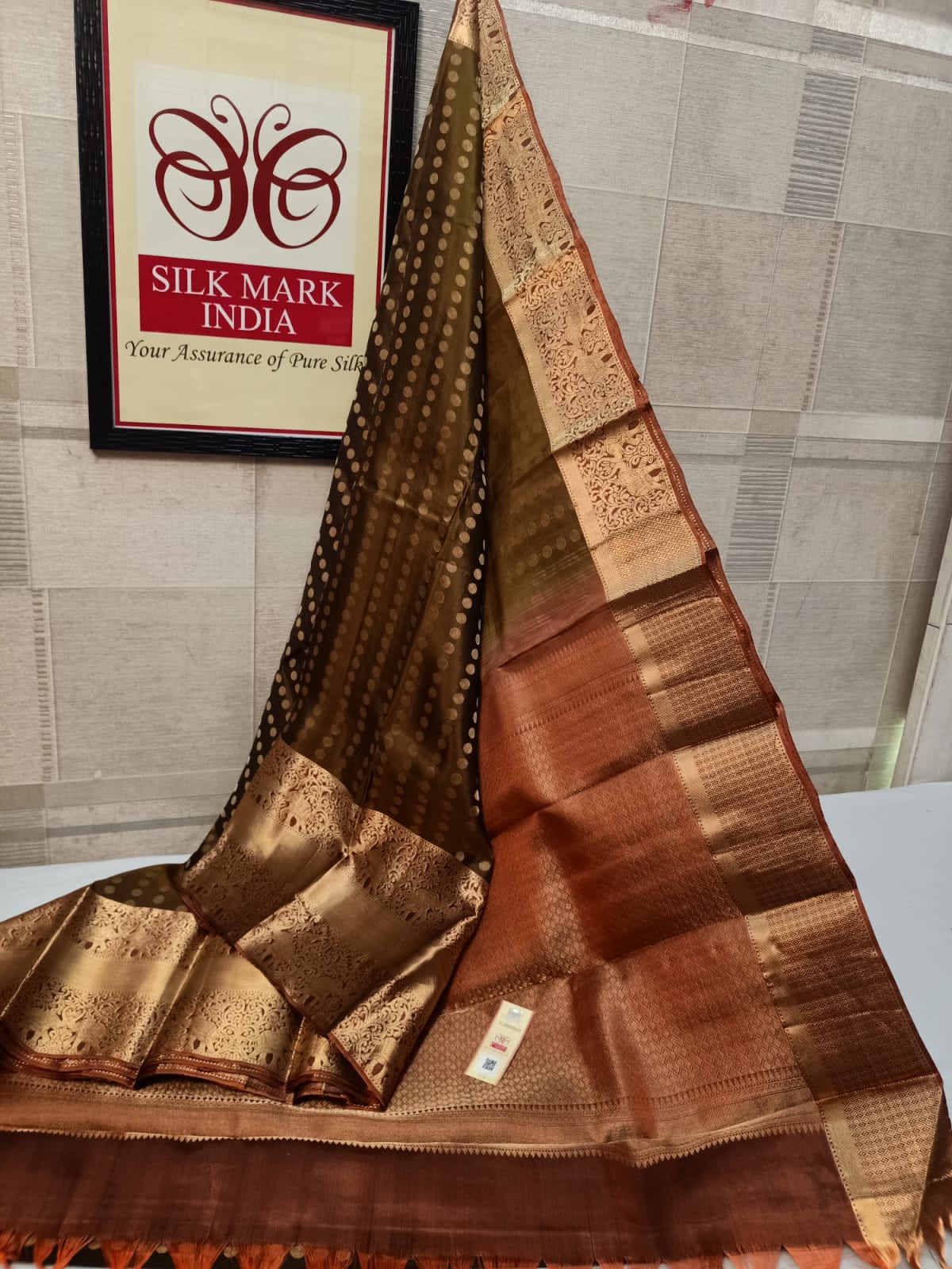 Bridal wear 1000 Butta All self*
Light weight Pure kanjivaram silk saree
Brocade all self
All over all self weaving
Jarie weaving all over saree
Tissue jarie weaving border*
10inch tissue border*