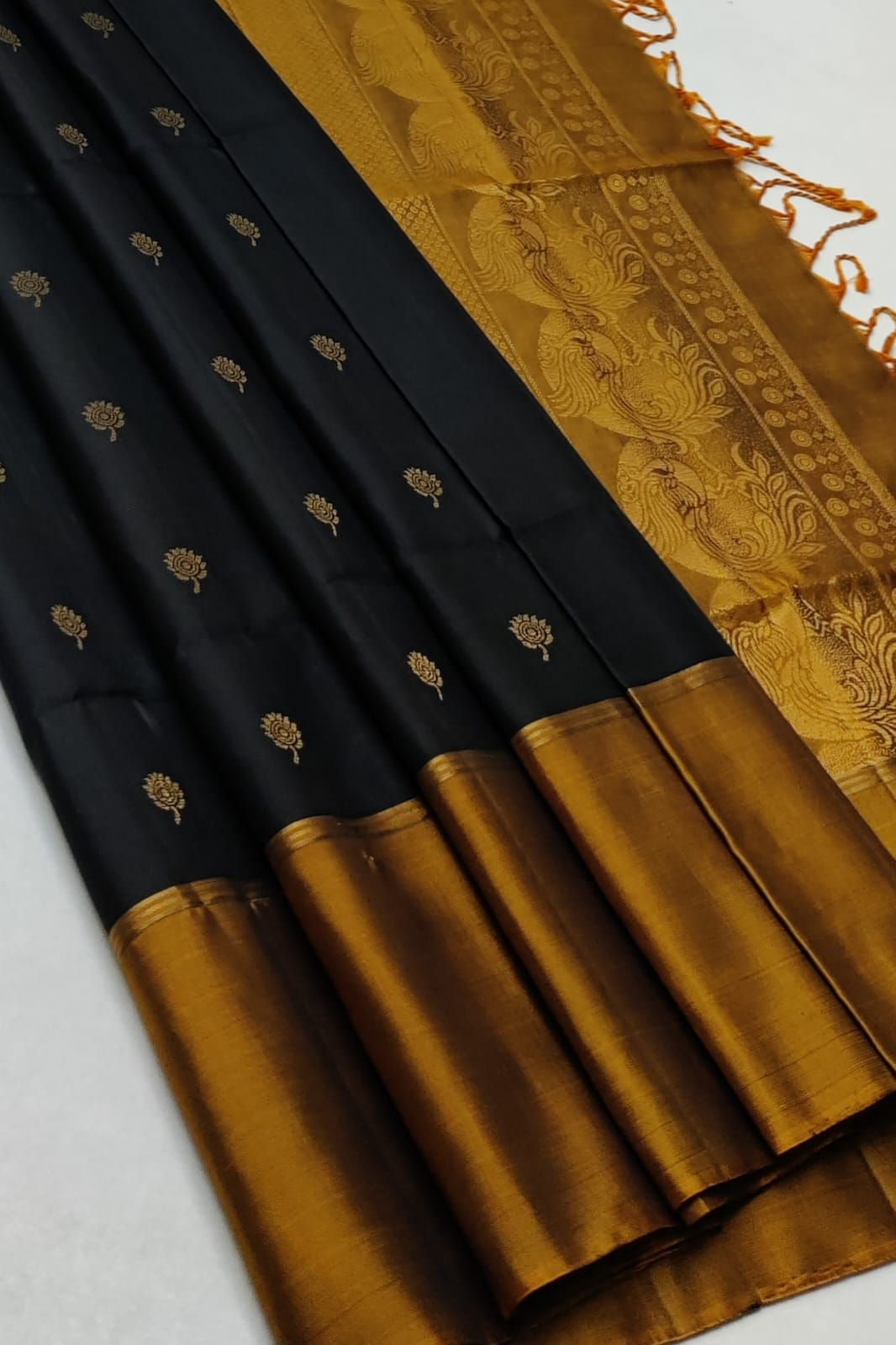 Pure handloom Double warp soft silk saree
Fansy sarees
With silk mark certificate