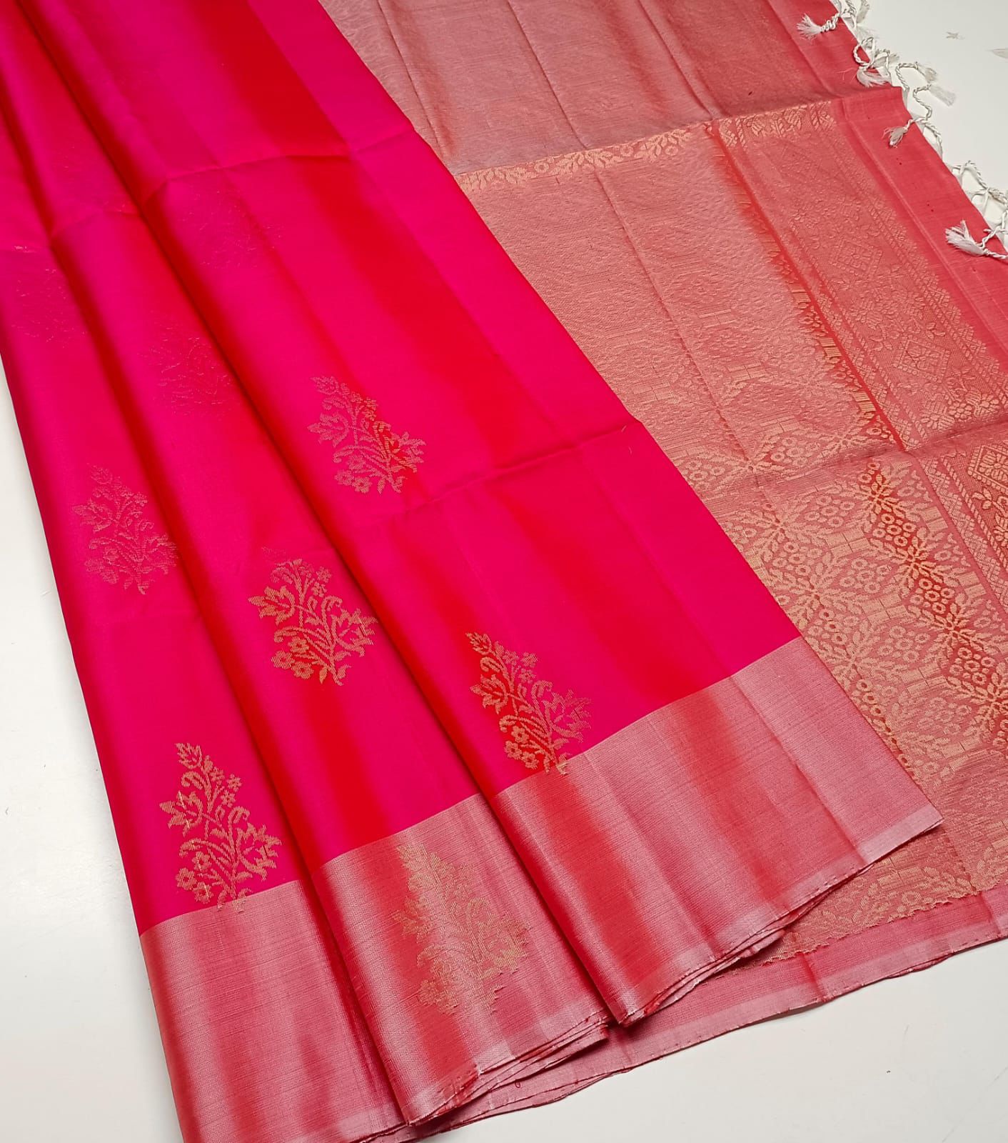 Pure handloom fancy design borderless Double warp soft silk sarees collections with contrast Pallu and blouse
