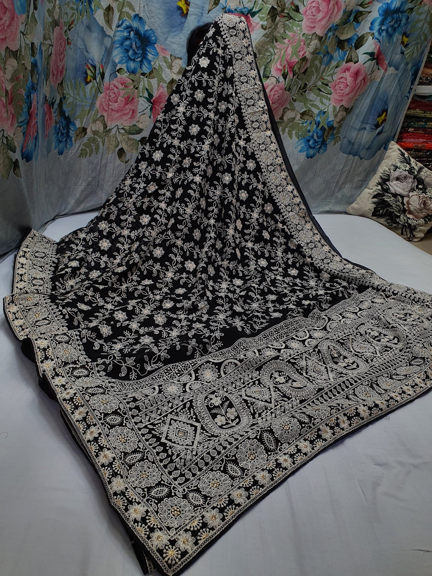 Allover tone to tone lucknowi chikankari work on georgette*
Saree