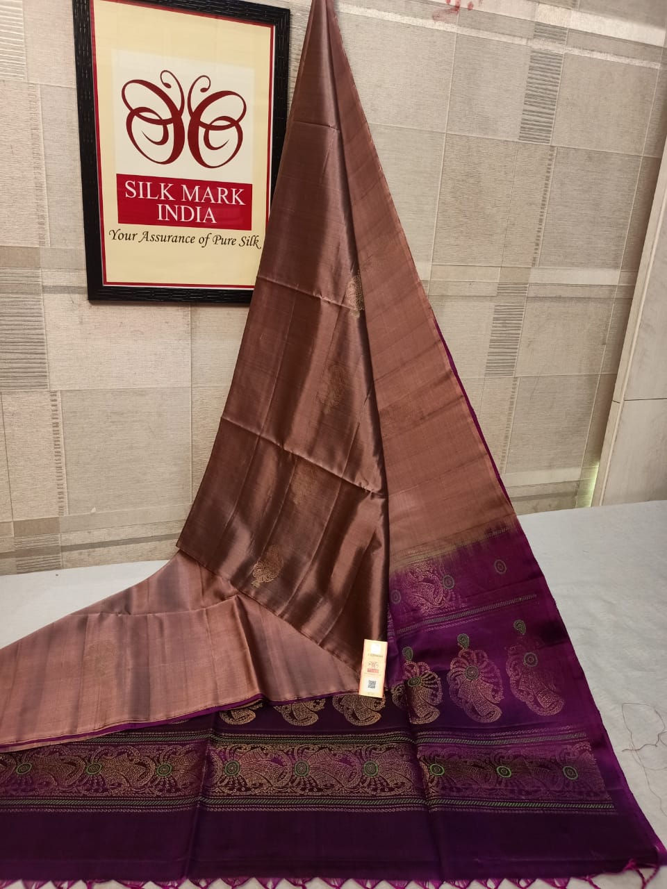 Pure silk Handloom*
Meena butta Silver jarie Butta Meena work butta Fancy butta Double warp silk Aravta butta All over butta Rich pallu