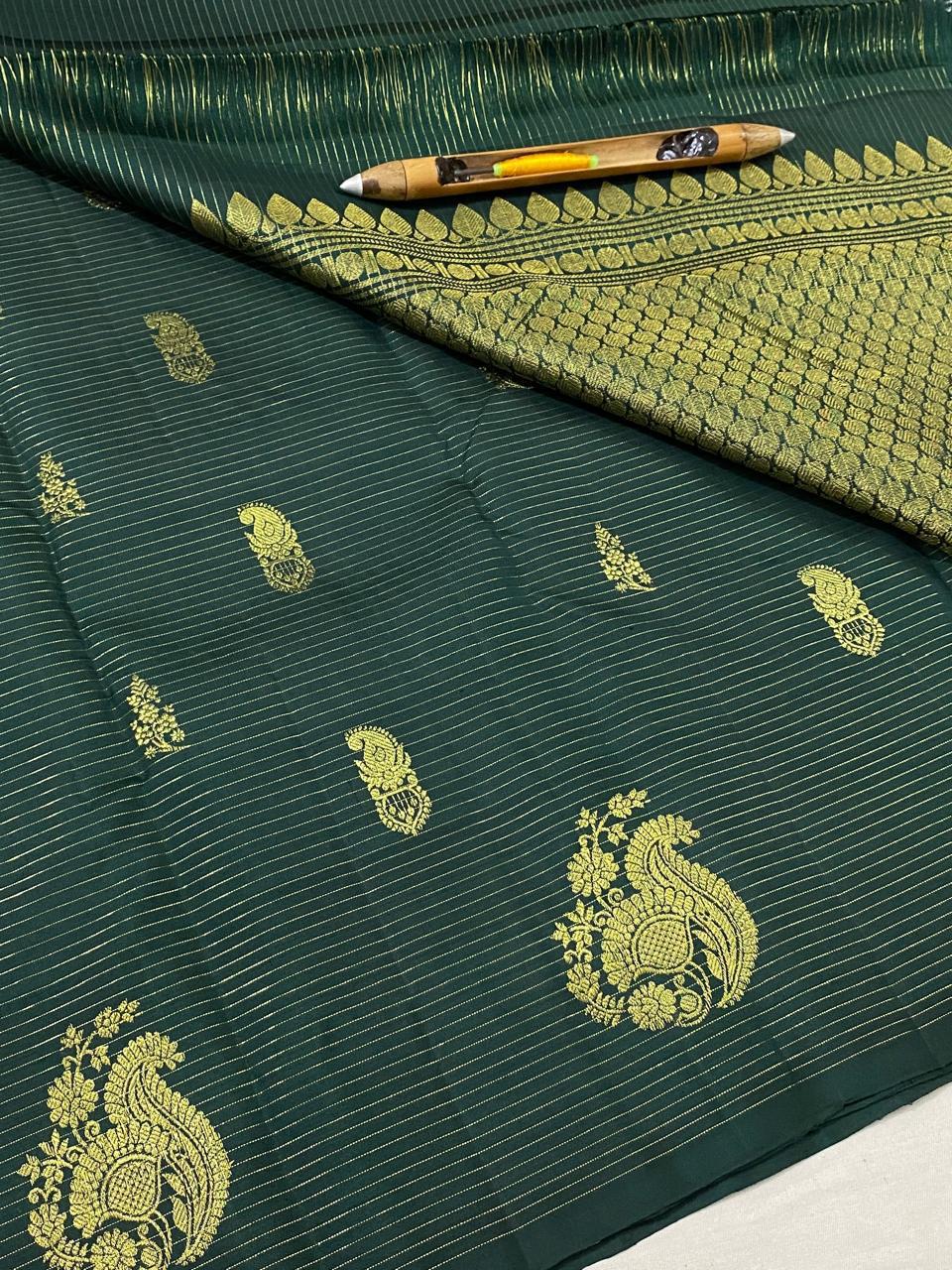 Kanchipuram handloom pure silk saree
Beautiful fancy Design  
beautiful With out border Small butta type sarees*