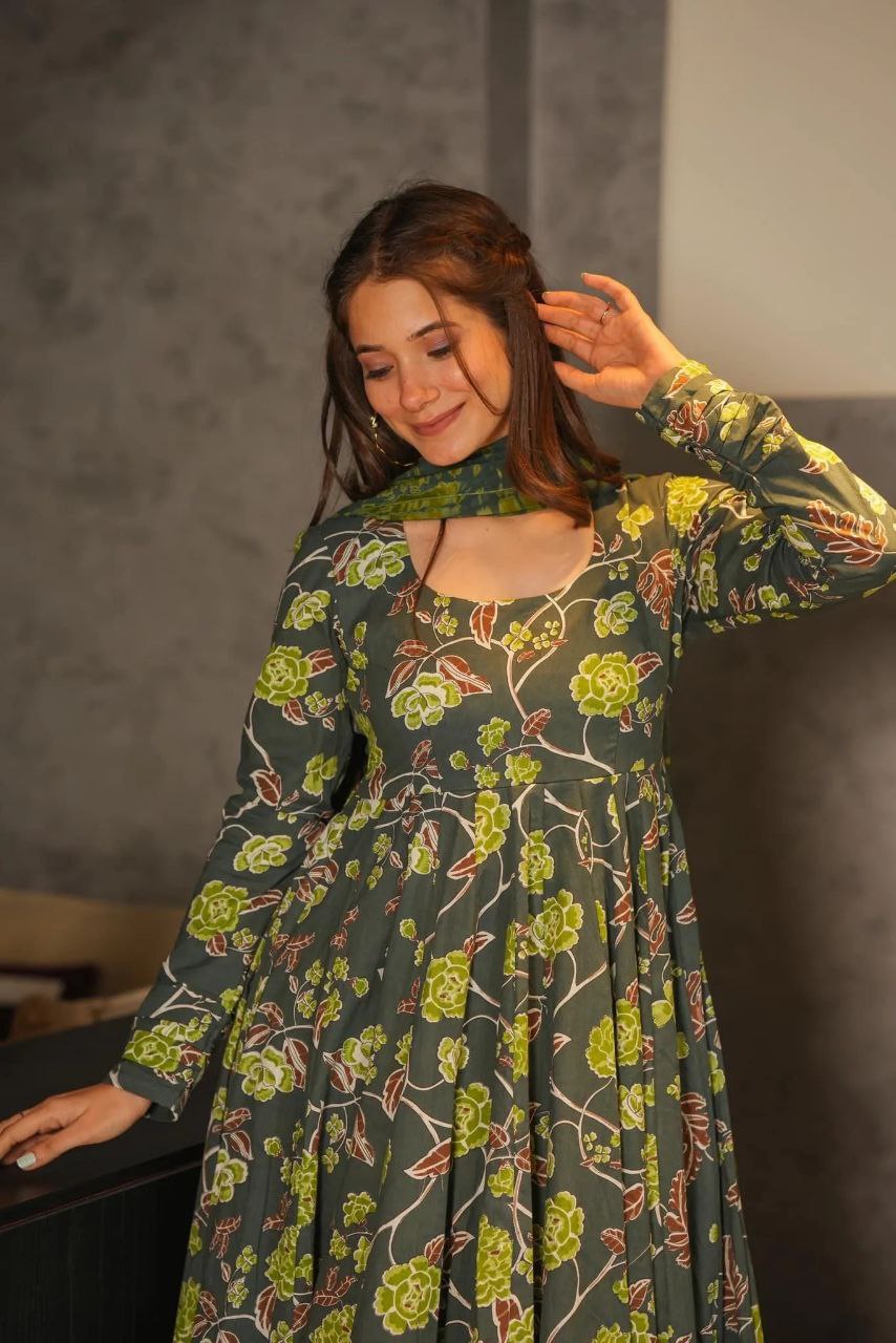 GOWN SET SILK SATIN WITH DIGITAL PRINT SLEEVES 
BOTTOM FABRIC COTTON SILK FREE SIZE