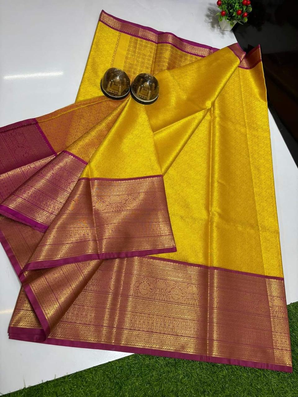 Handwoven Banarasi Kora Muslin Tanchui Saree*
Beautiful Kanchi Bodar Design Body*