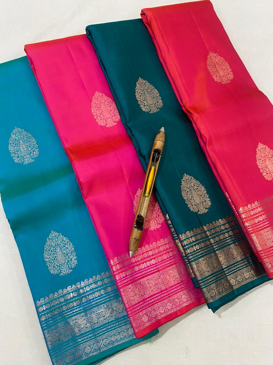 Kanchipuram Handloom pure silk saree
Beautiful fancy Design
Rose copper zari  beautiful butta  type sarees*