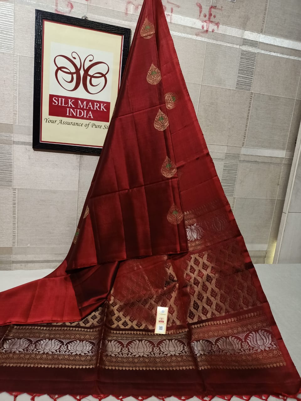 Pure silk Handloom*
Meena butta Silver jarie Butta Meena work butta Fancy butta Double warp silk Aravta butta All over butta Rich pallu