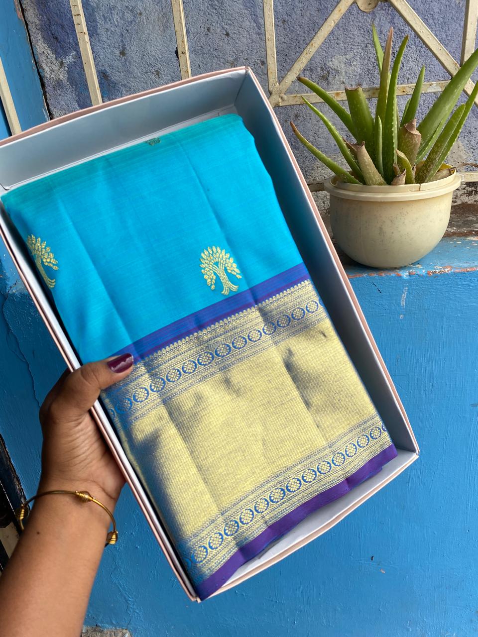 Kanchipuram Handloom pure silk saree
Beautiful fancy Design 
gold  zari fancy Contrast collection butta beautiful type sarees*